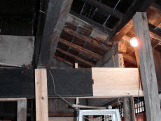 260年前の古材（差し鴨居）に 伝統技能の金輪継で修復 （松材120×360）