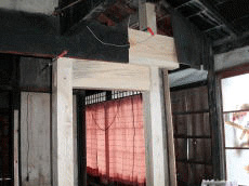 260年前の古材（差し鴨居） に伝統技能の金輪継で修復 （松材120×360）