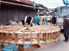 町興し 直径４mの水車加工中 