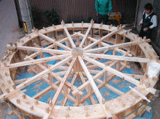 伝統工法を駆使した水車の完成 