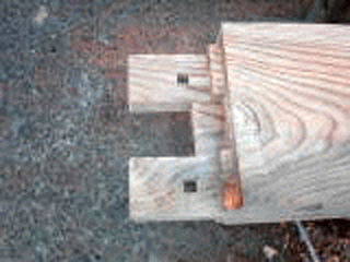 ボルトを使用せず伝統工法の 仕口・込み栓15mm角使用 