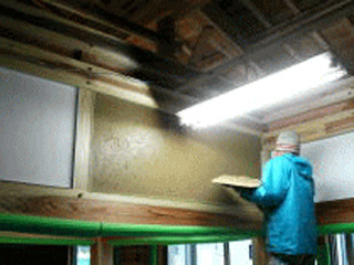 施主様出しのワラをあくだし をし上塗り材に混ぜ施工